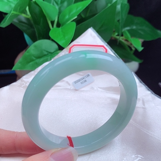 翡翠手镯未镶嵌      正圈54 晴底飘阳绿 