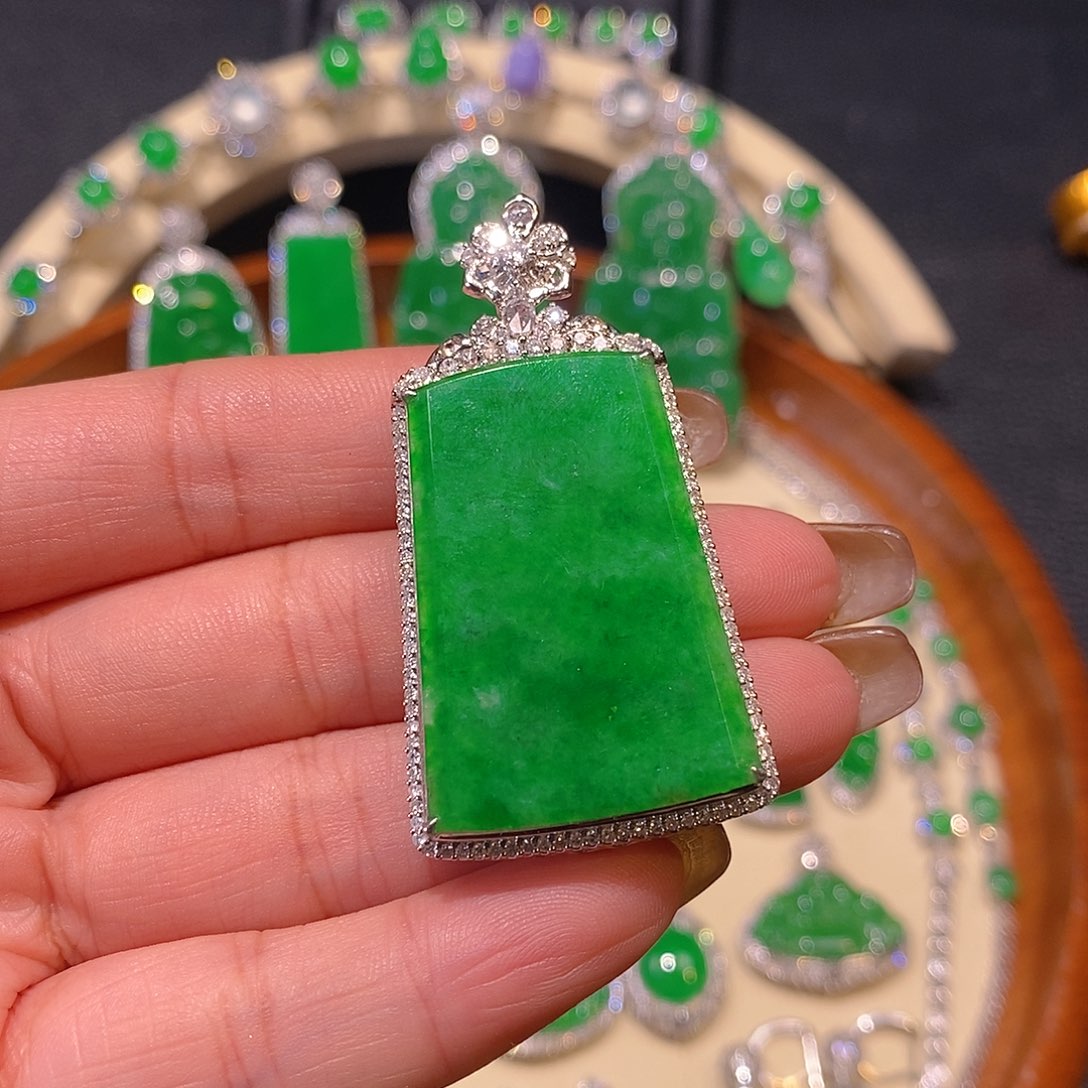 翡翠吊坠(不含链)18K金镶嵌无事牌