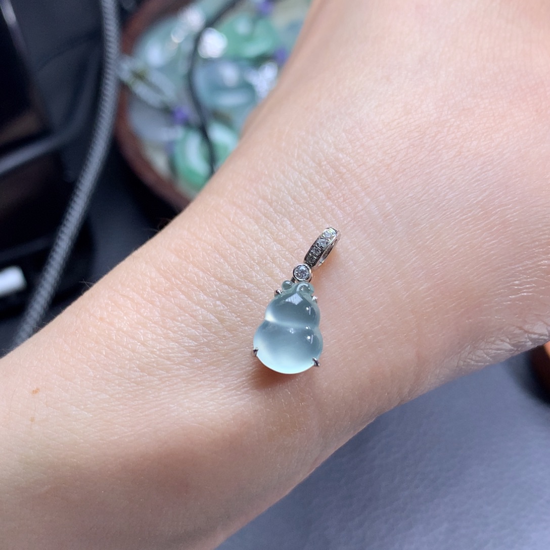 翡翠18K金镶嵌颈饰蓝冰玻璃老坑种葫芦