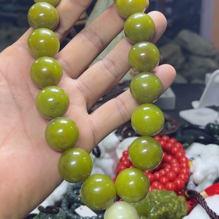 蛇纹石玉手持未镶嵌问*