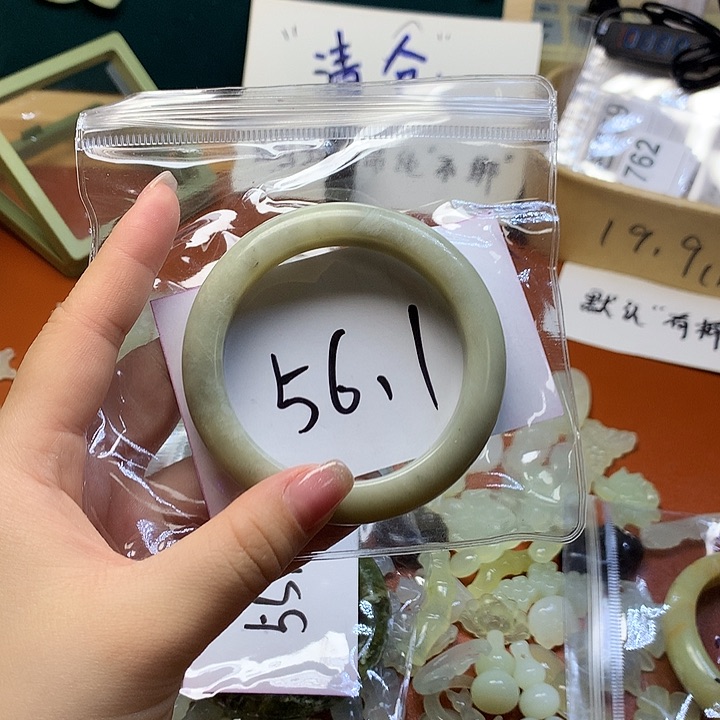 蛇纹石玉颈饰合金