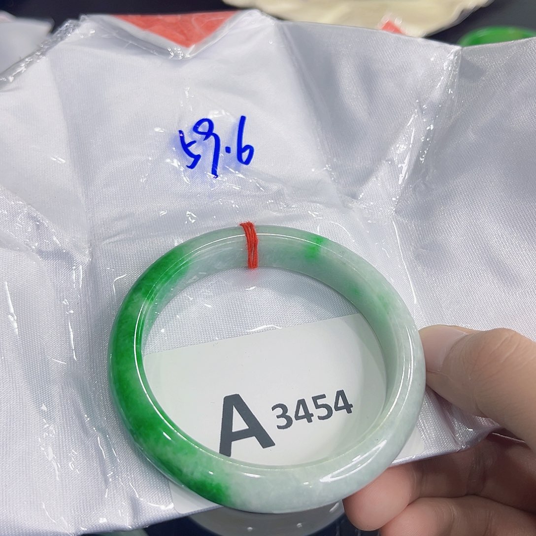 翡翠手镯未镶嵌手镯