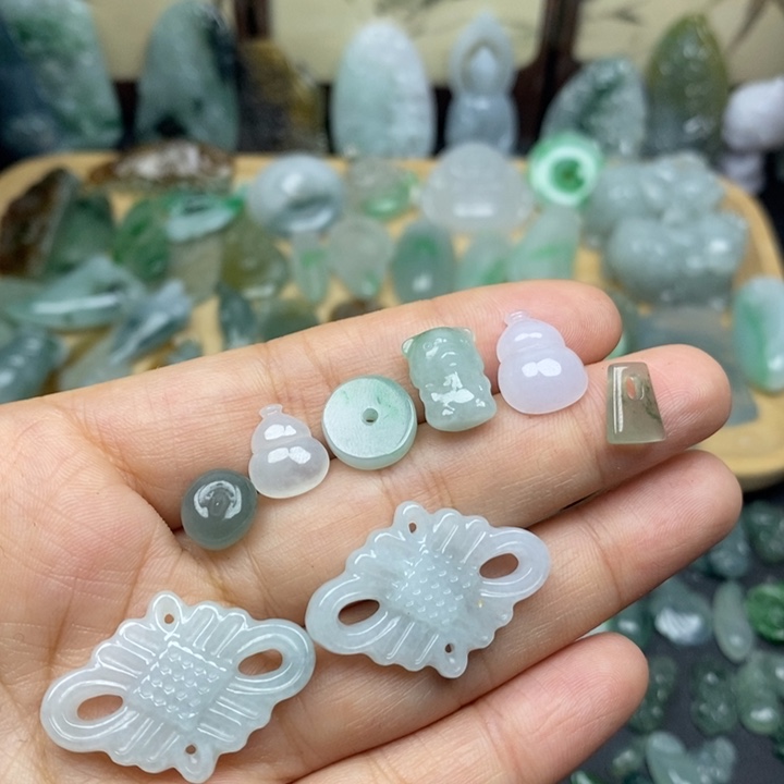 翡翠未镶嵌颈饰福利一个