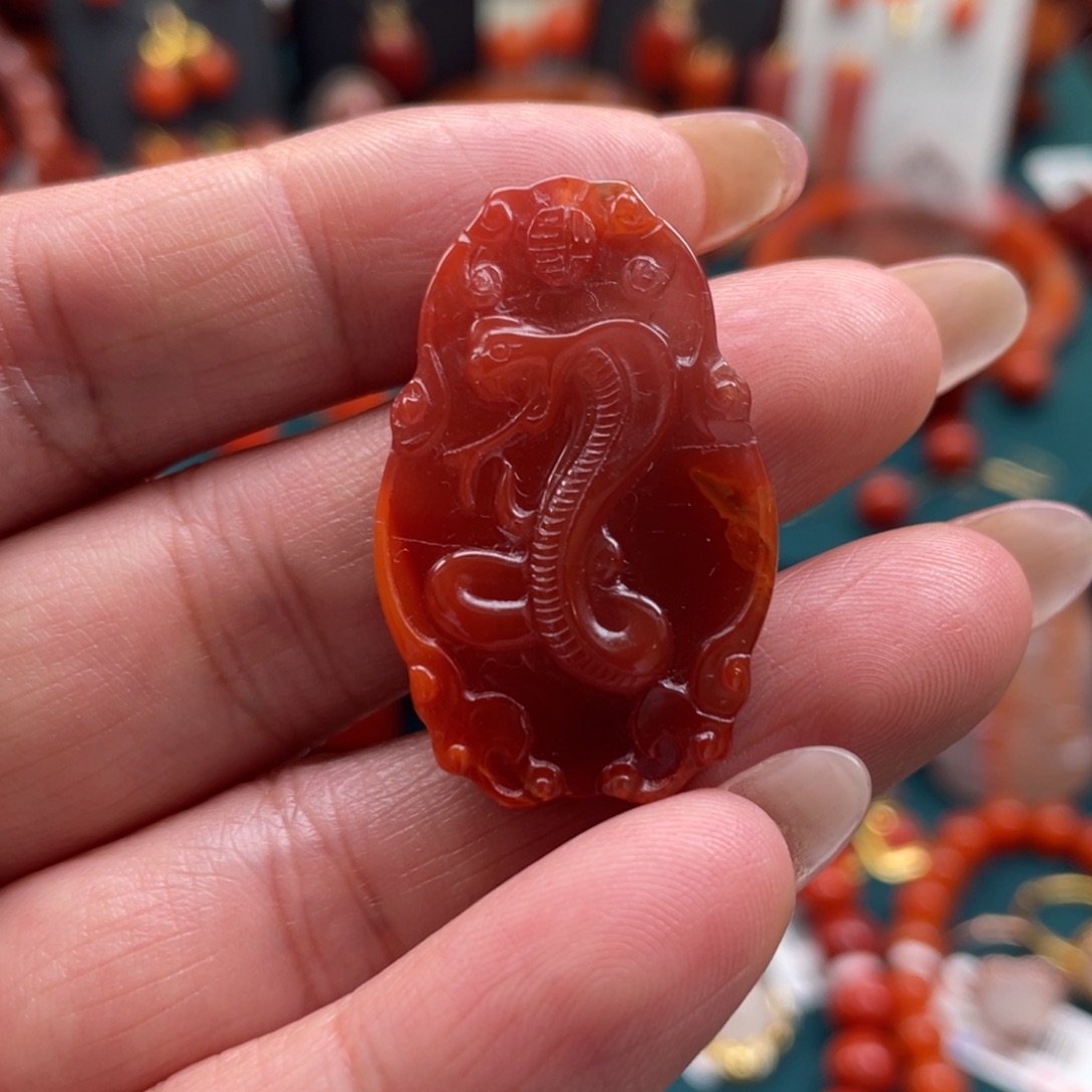 南红玛瑙未镶嵌川料南红蛇牌