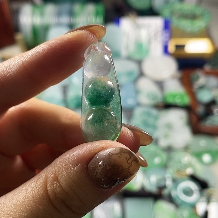 翡翠未镶嵌颈饰豆子