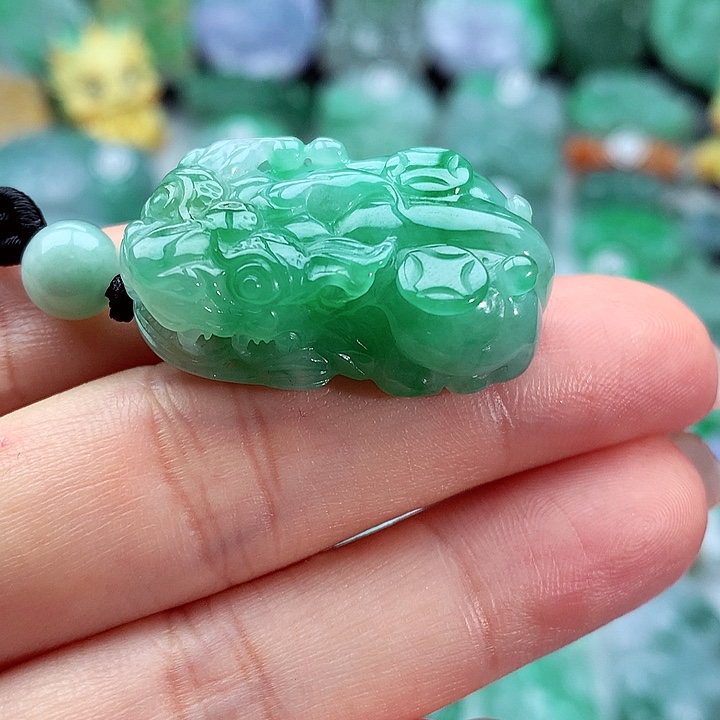 翡翠颈饰未镶嵌m**o翡翠