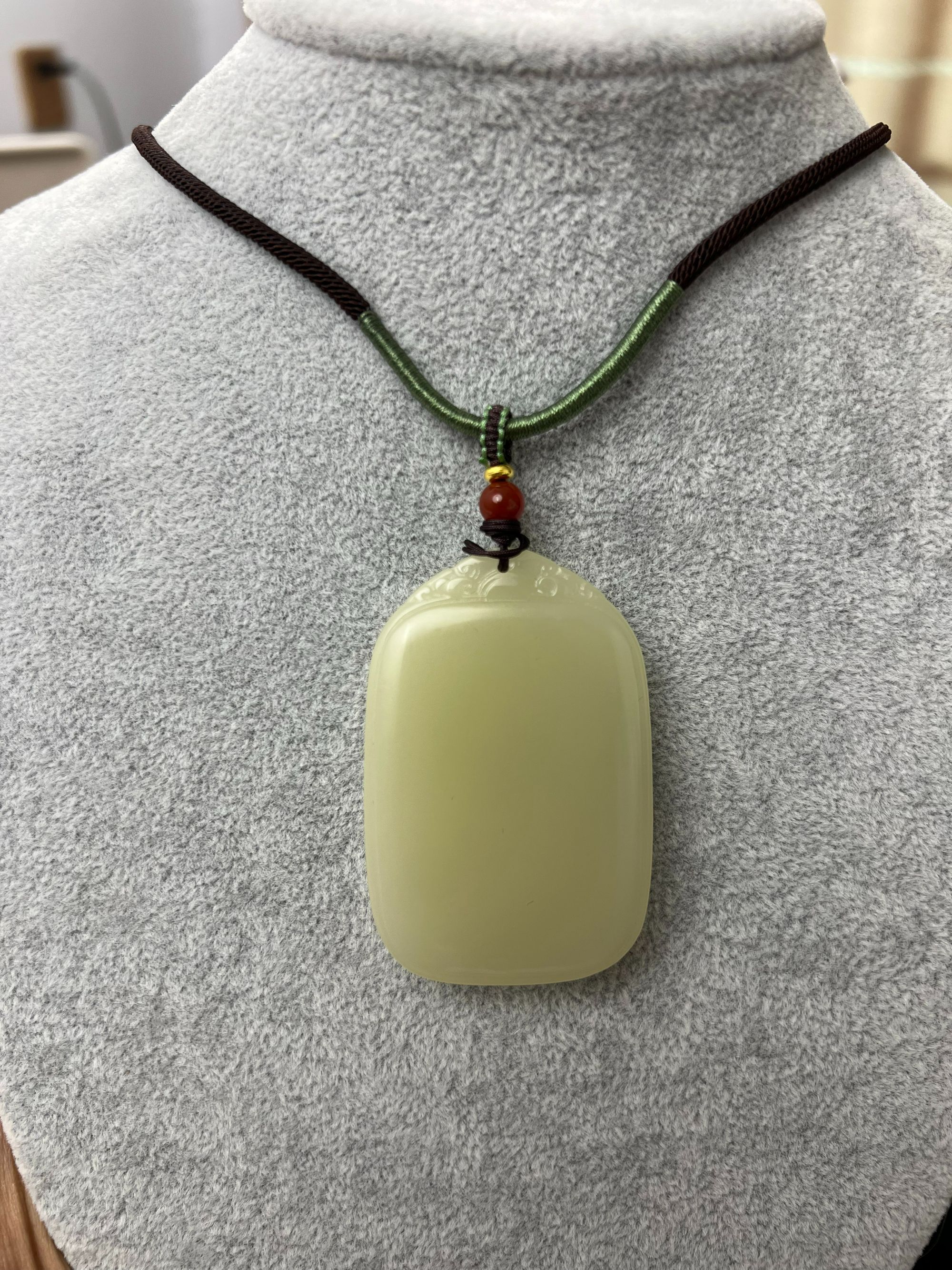 Y055天然和田牌平面无事牌吊坠