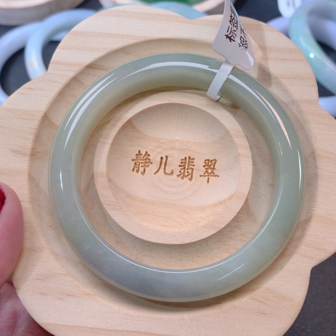 翡翠手镯未镶嵌55圈口