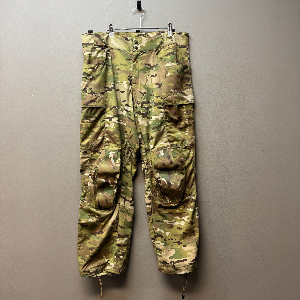 Arcteryx 始祖鸟/04569/Leaf 军鸟迷彩作训长裤 穿一次橙色 XL码 