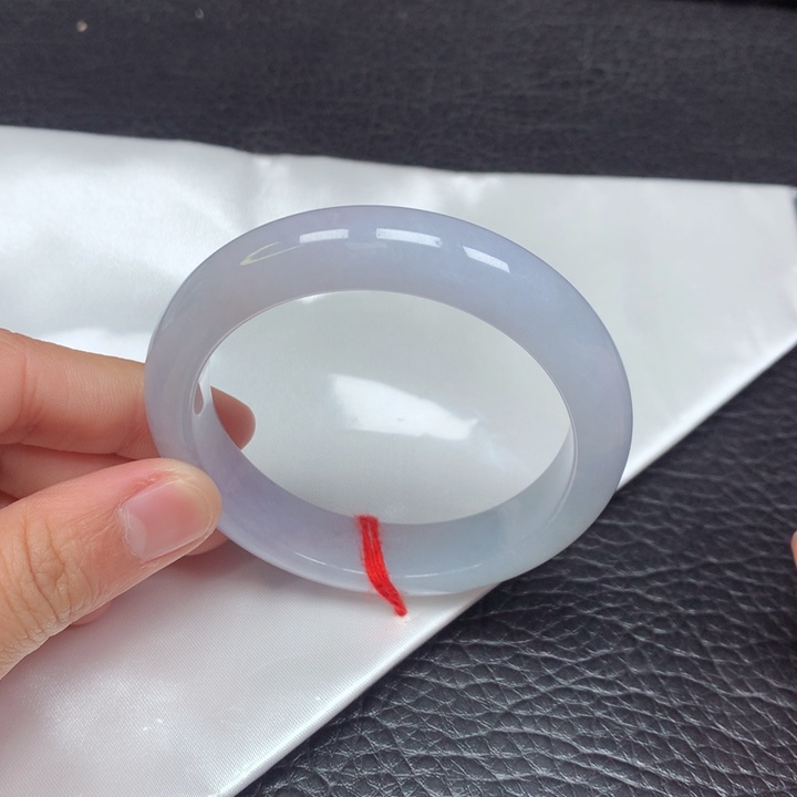 翡翠手镯未镶嵌。