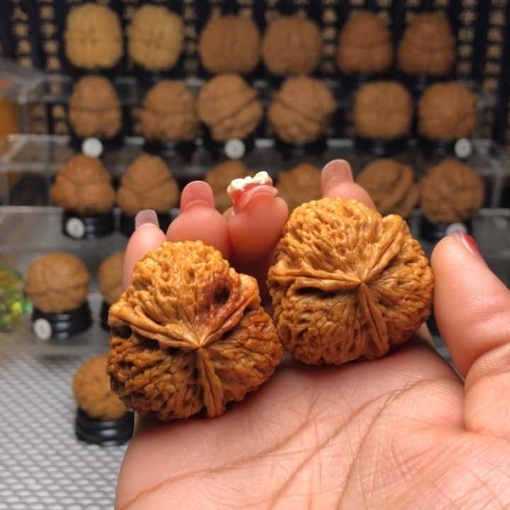 橄榄核吊坠今**事80盘龙玉凤绣球