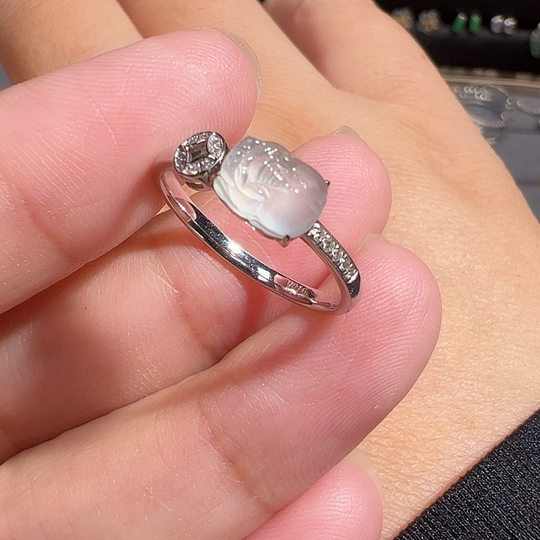 翡翠戒指18K金镶嵌貔貅翡翠戒指