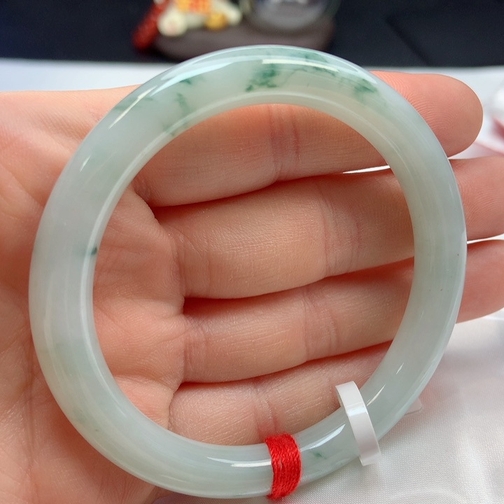 翡翠手镯未镶嵌54圈