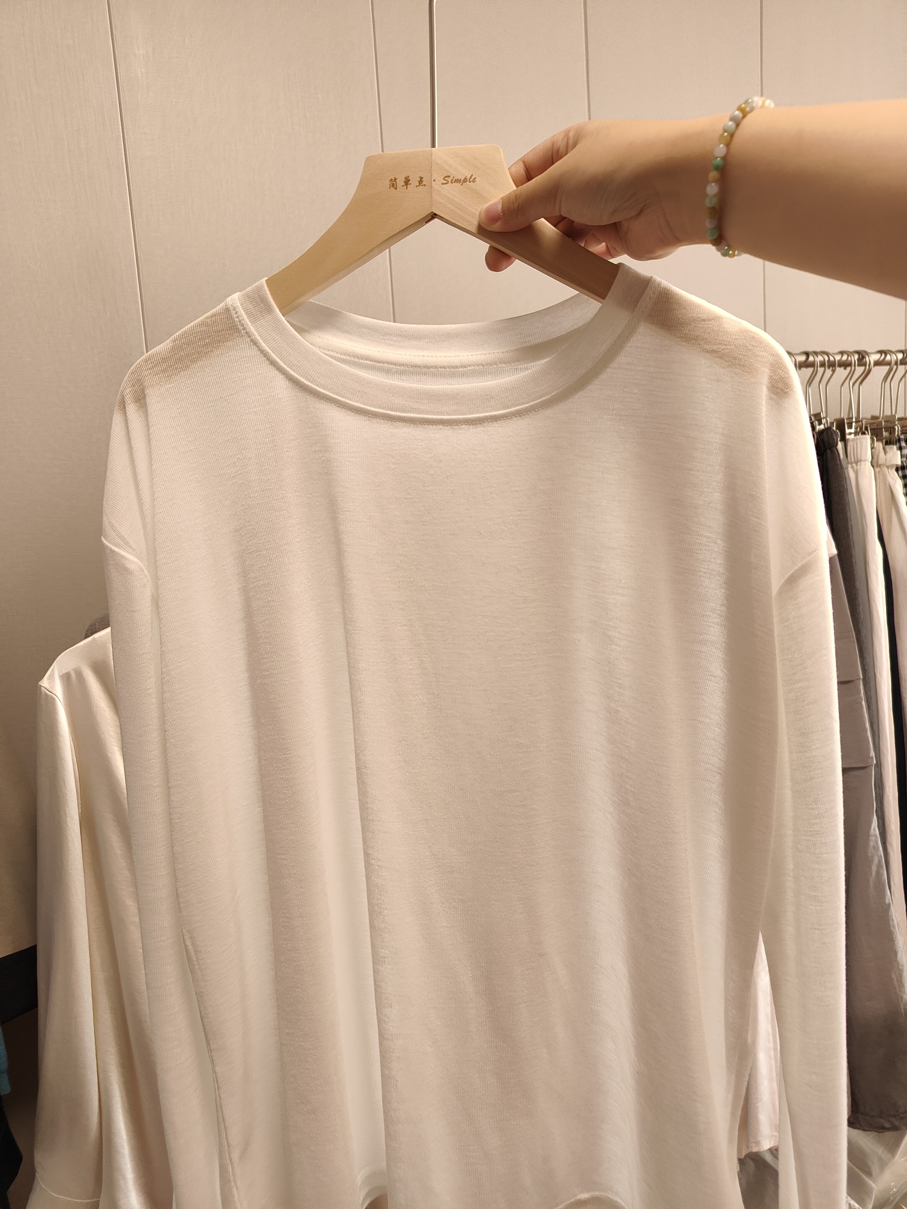 T 恤白色简单百搭