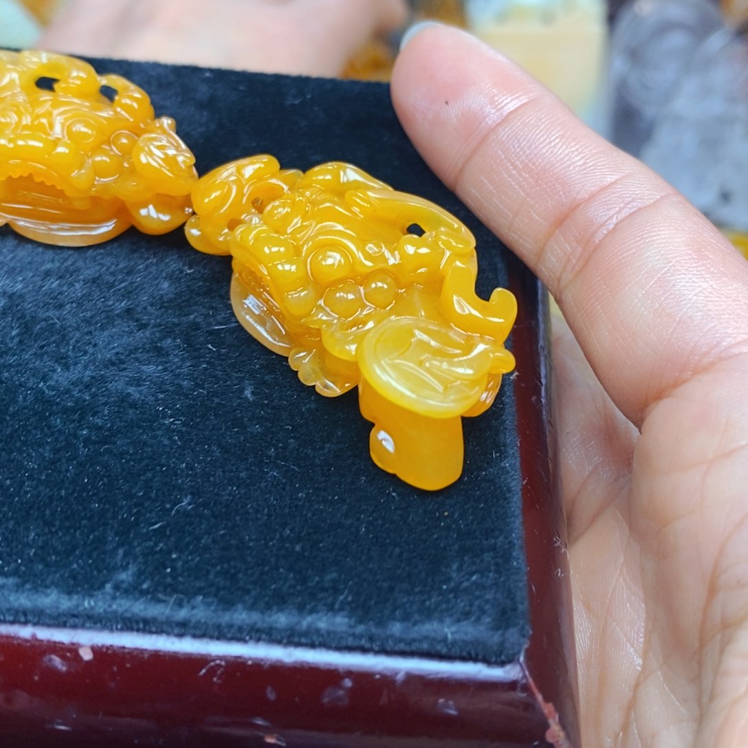 石英质玉（黄龙玉）未镶嵌颈饰