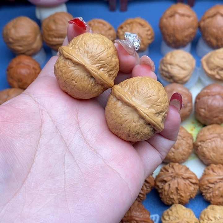 文玩核桃把件鱼籽纹