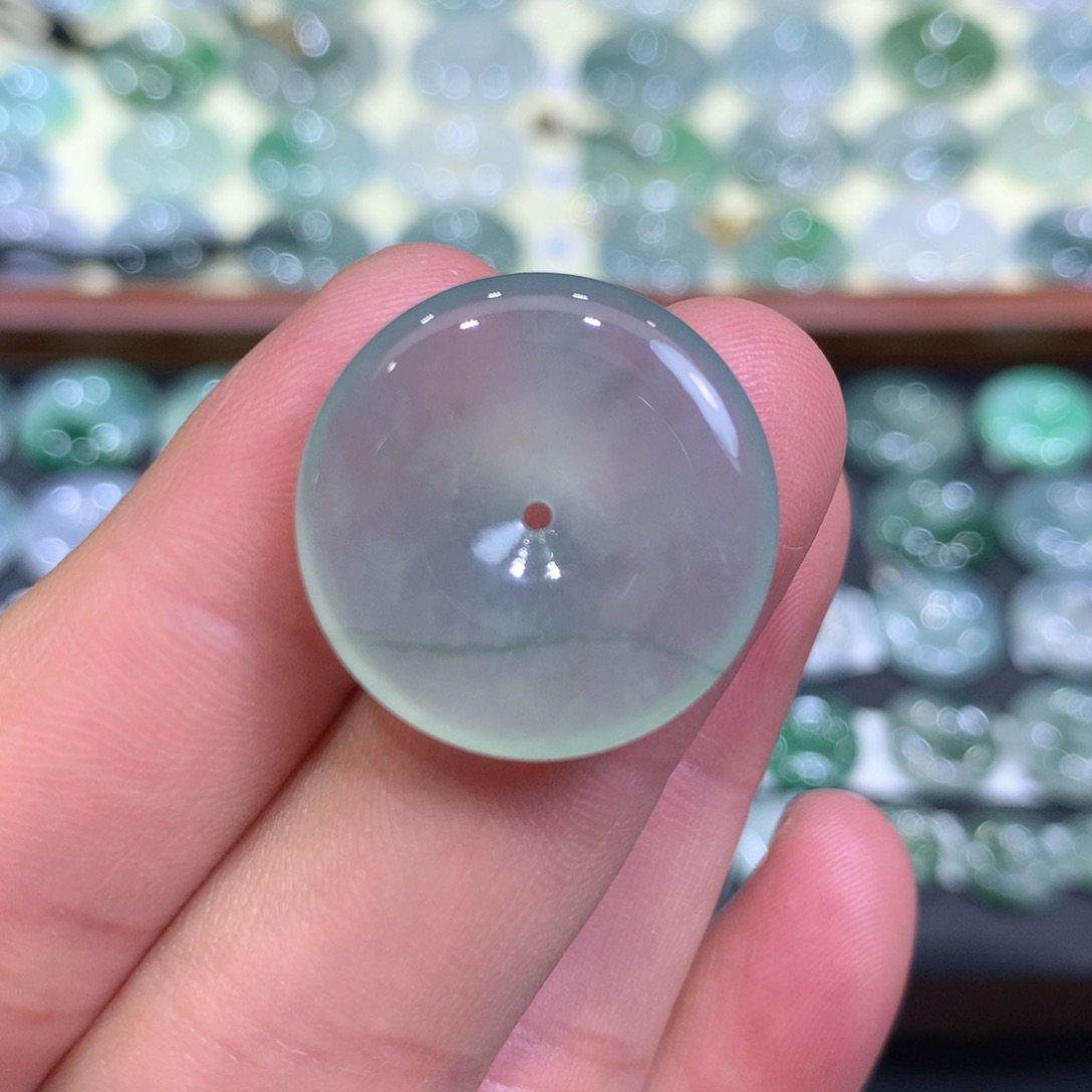 翡翠颈饰未镶嵌平安扣