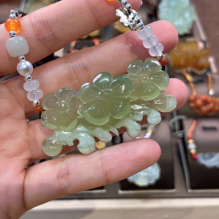 蛇纹石玉颈饰未镶嵌