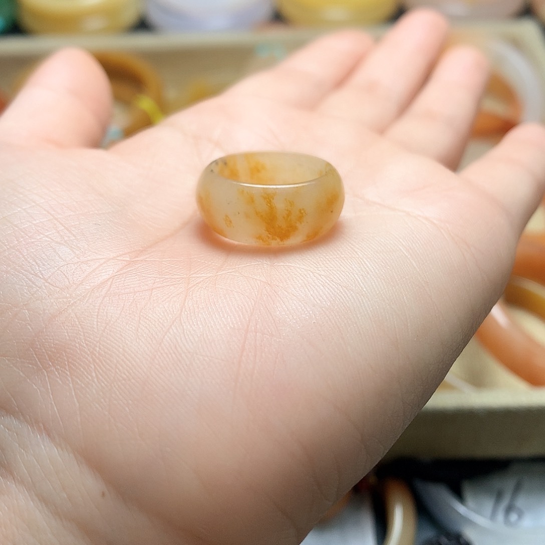 未镶嵌石英质玉（黄龙玉）手镯L****?