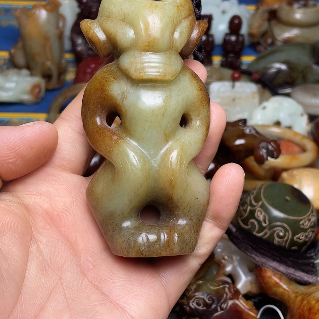 用***8和田玉未镶嵌挂件