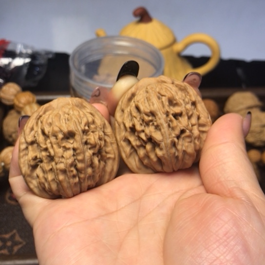 文玩核桃吊坠全品，练手对，尖有点轻微的碰撞，介意勿拍，不退不换的