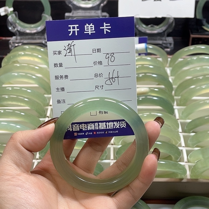 蛇纹石玉手镯未镶嵌漸***?