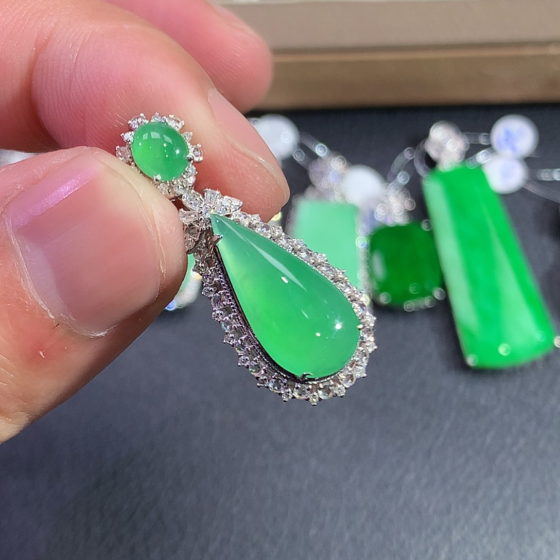 翡翠吊坠(赠链)18K金镶嵌