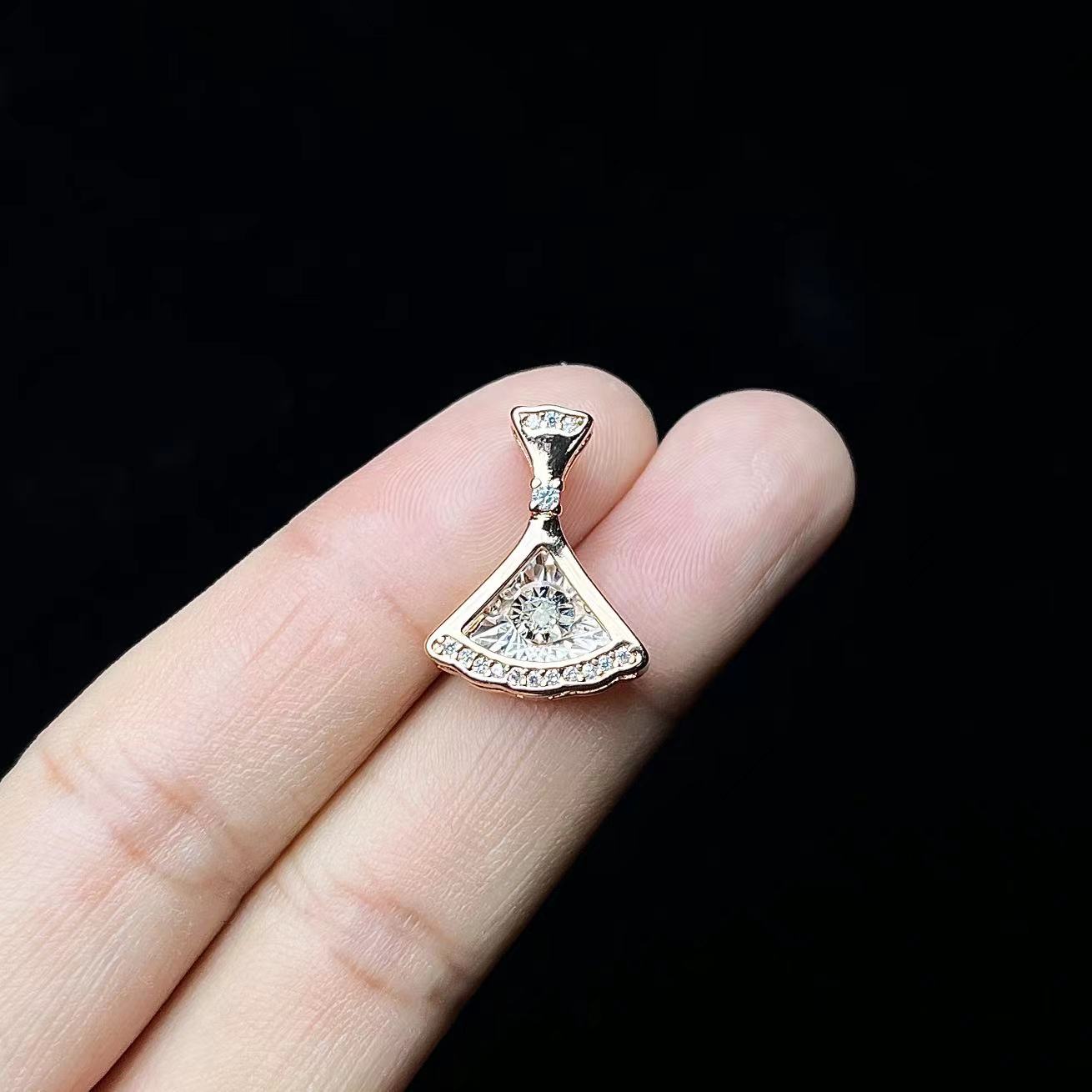 钻石时尚设计款小裙子吊坠X180不含链礼盒合金(多样性发)