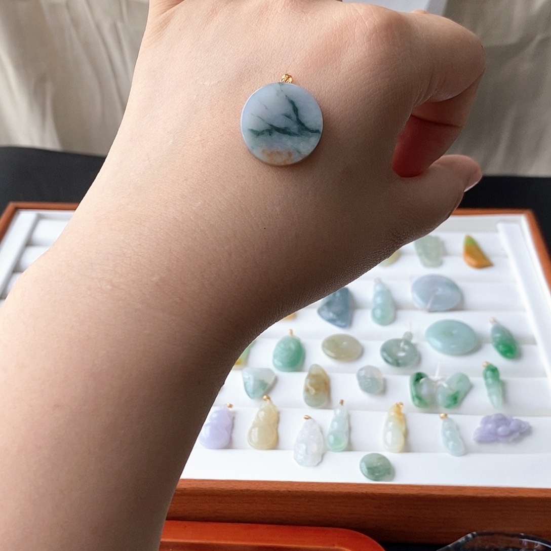 翡翠18K金镶嵌颈饰特色飘花无色牌