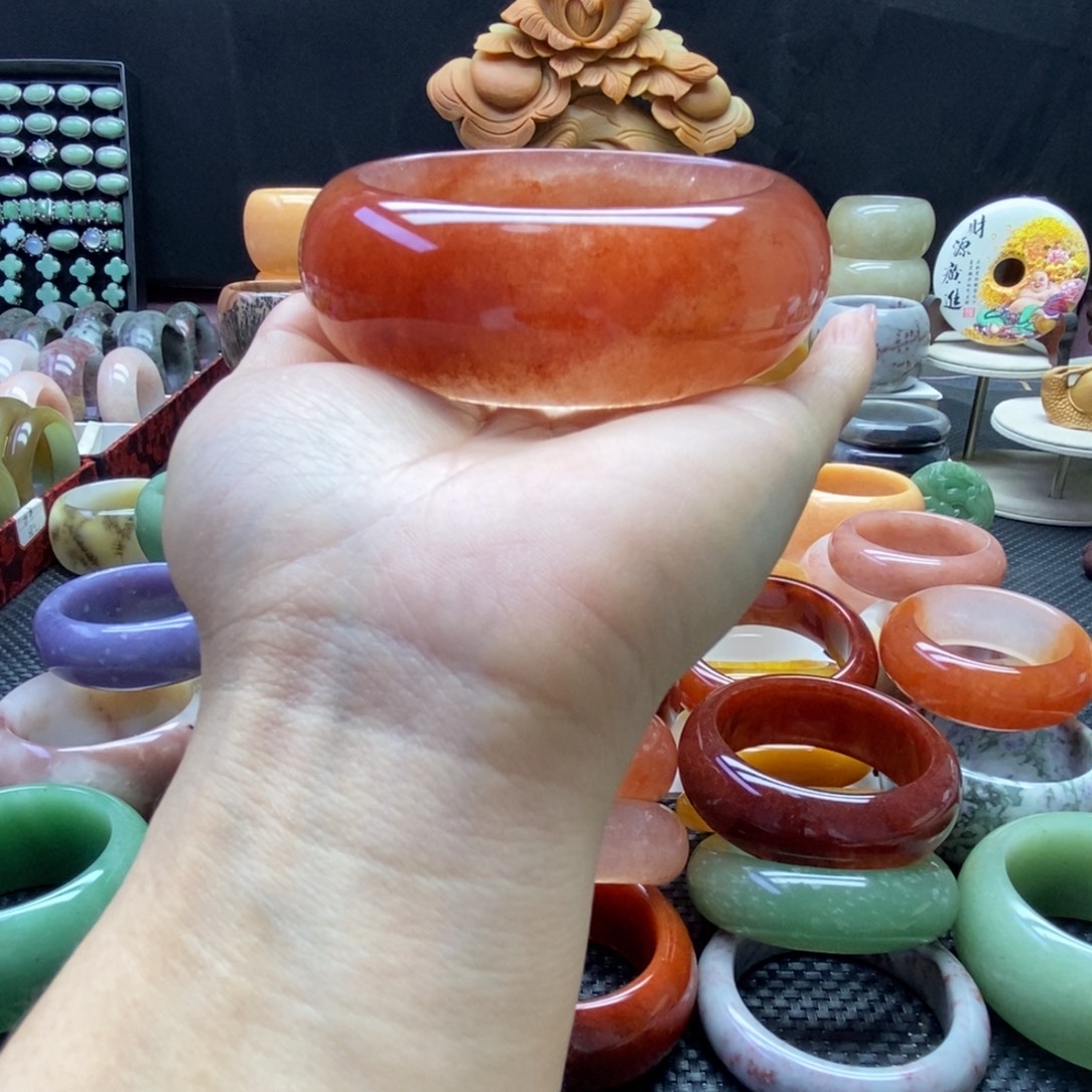 杨***柳石英质玉未镶嵌手镯