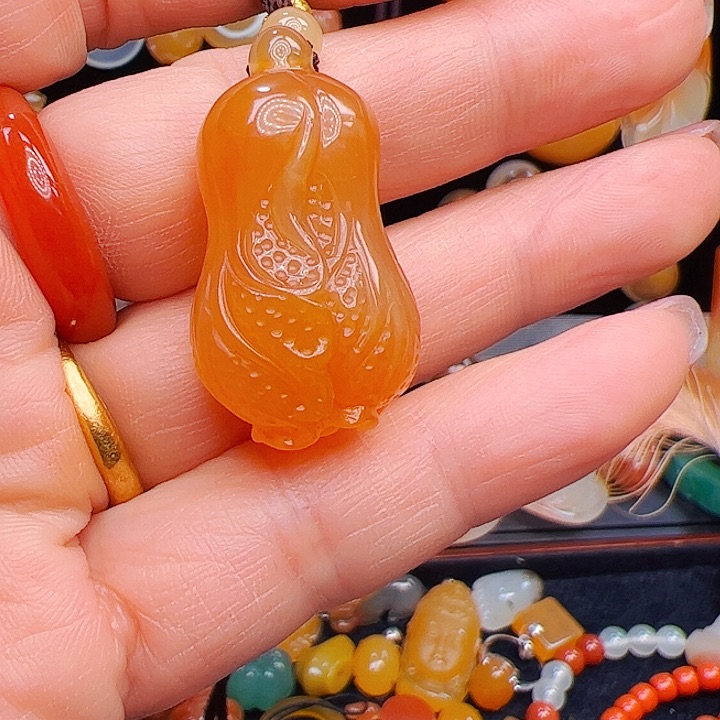 石英质玉（黄龙玉）颈饰合金