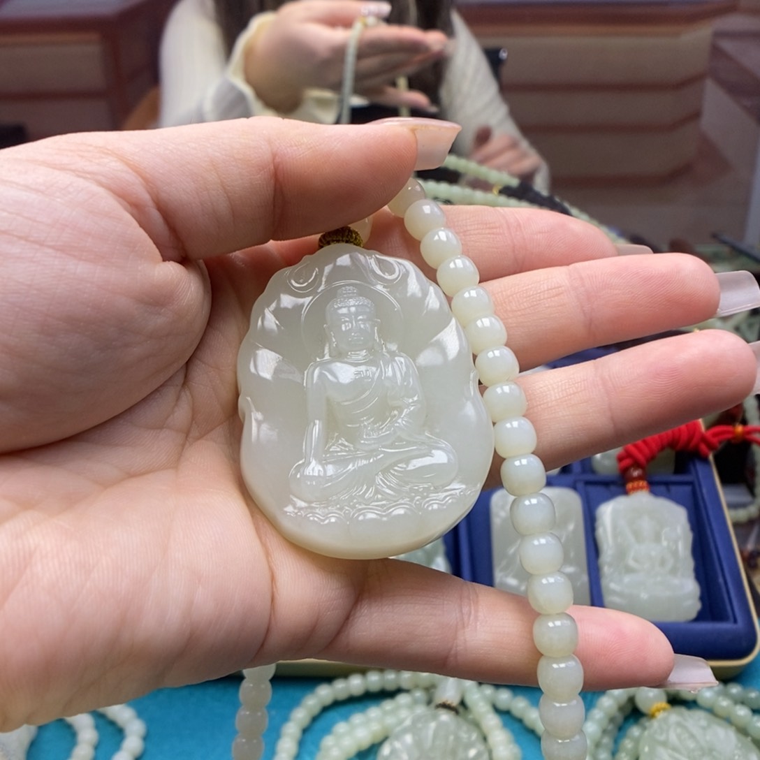 和田玉颈饰未镶嵌权**赴