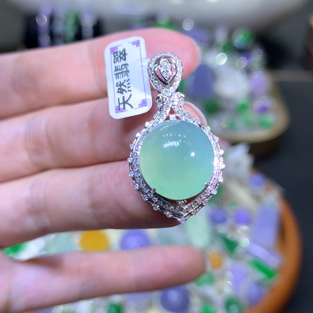 【闪购商品】翡翠颈饰18K金镶嵌翡翠吊坠项链