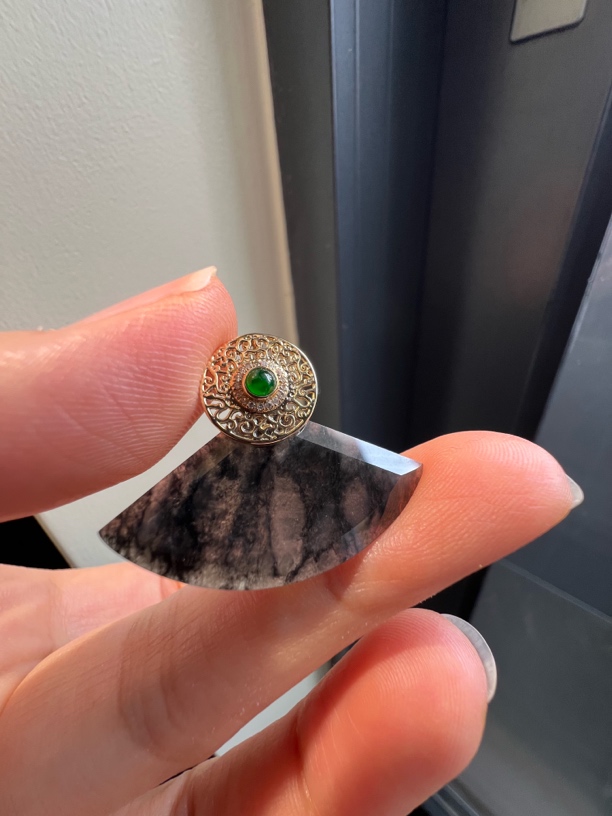 自然光·18k金黑乌鸡扇形（绿蛋）吊坠·天然翡翠