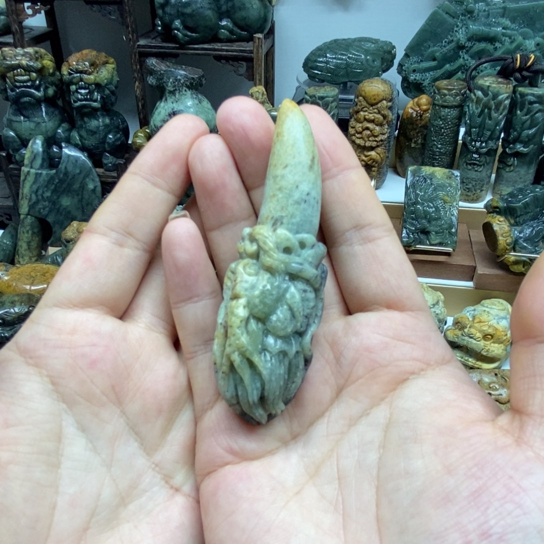 未镶嵌岫岩河磨玉（透闪石质玉）把件盲**拿