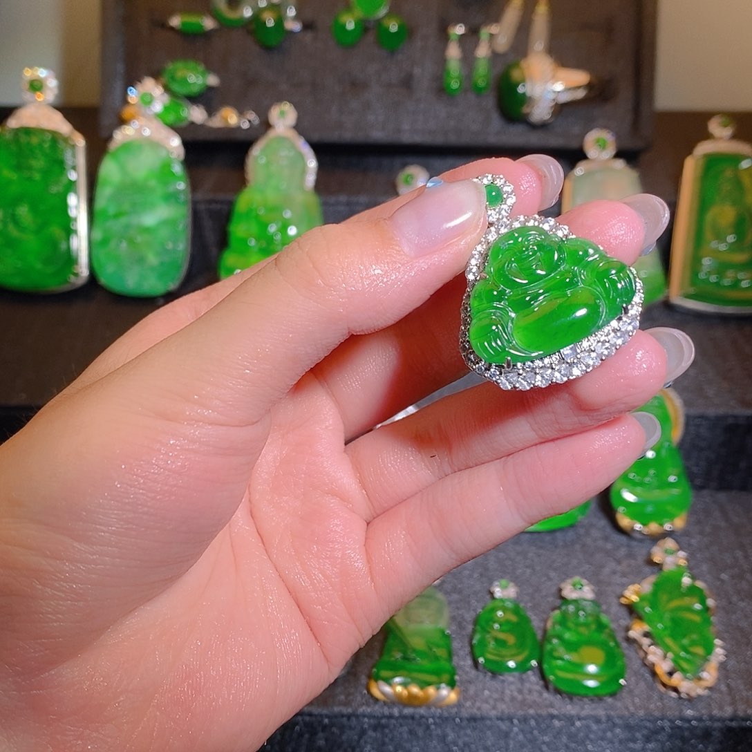 翡翠未镶嵌颈饰。