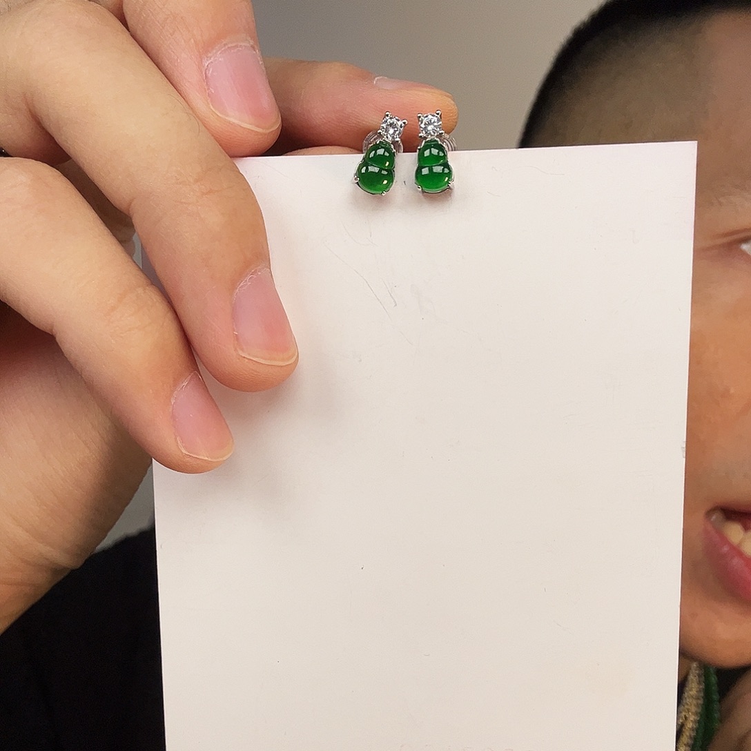 翡翠未镶嵌颈饰一对