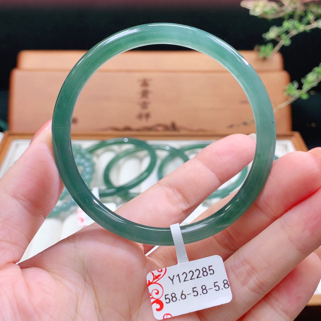 翡翠手镯未镶嵌天然