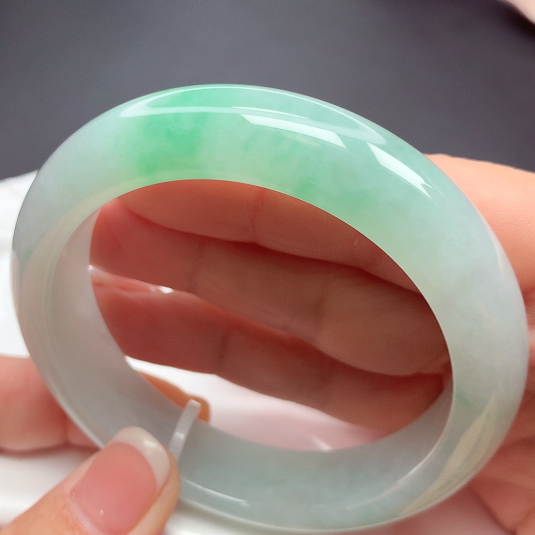 翡翠手镯未镶嵌l n n n n n n n n