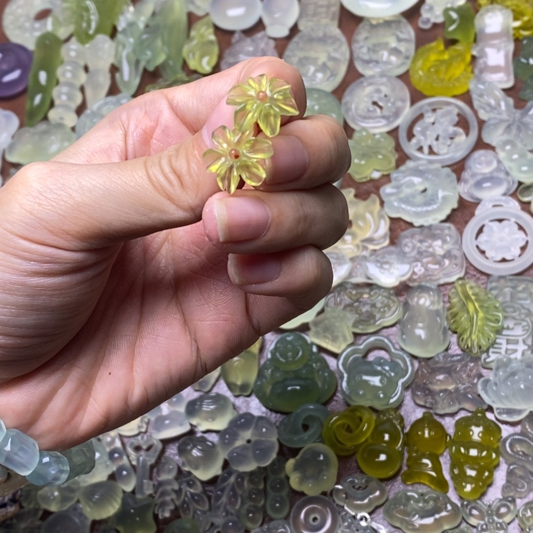 蛇纹石玉未镶嵌颈饰