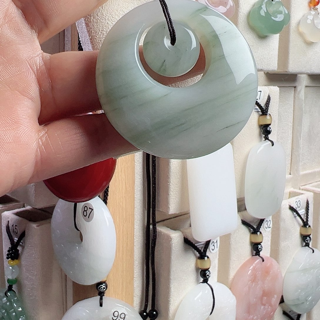 石英质玉（金丝玉）未镶嵌颈饰