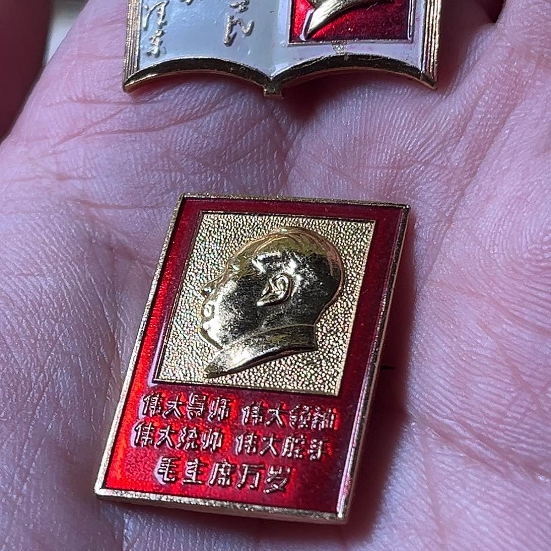 中****两枚铝制徽章闪拍