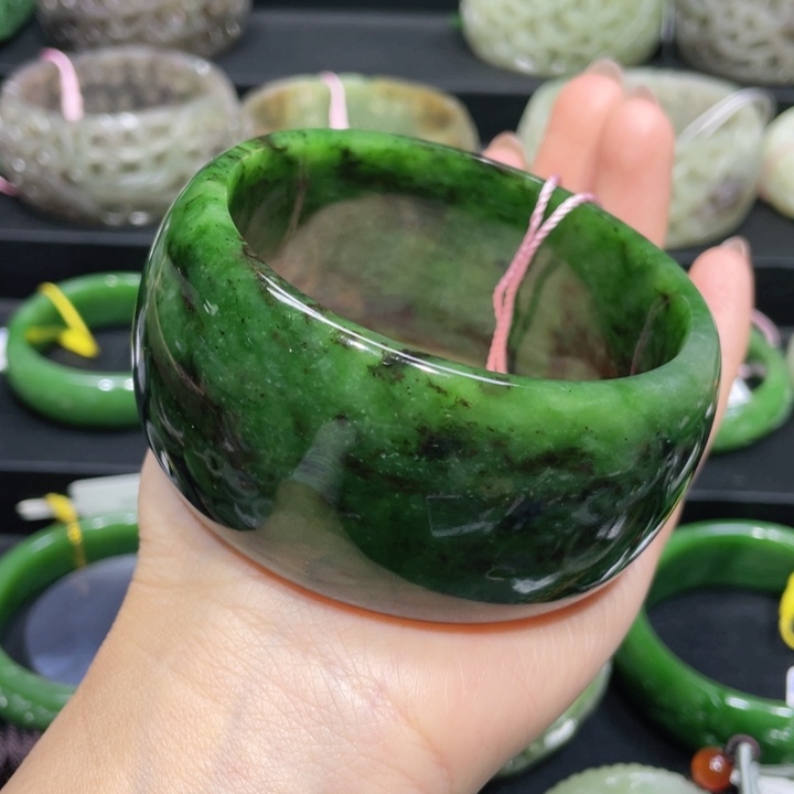 和田玉手镯64+圈口 编号82未镶嵌金****优