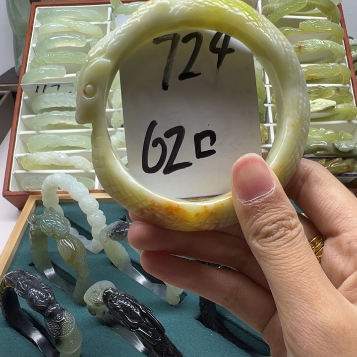 蛇纹石玉未镶嵌手镯