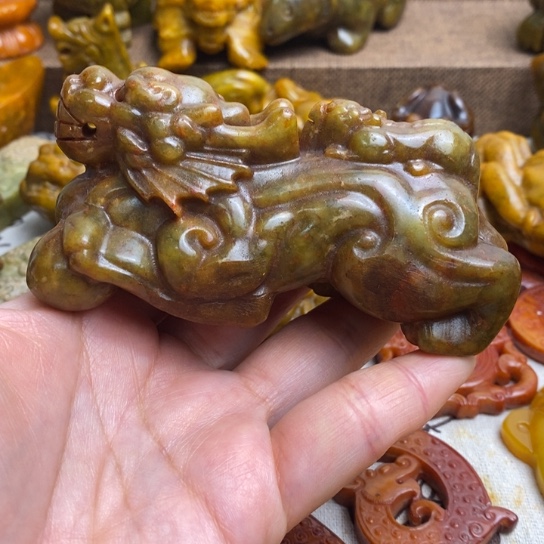 蛇纹石玉未镶嵌颈饰