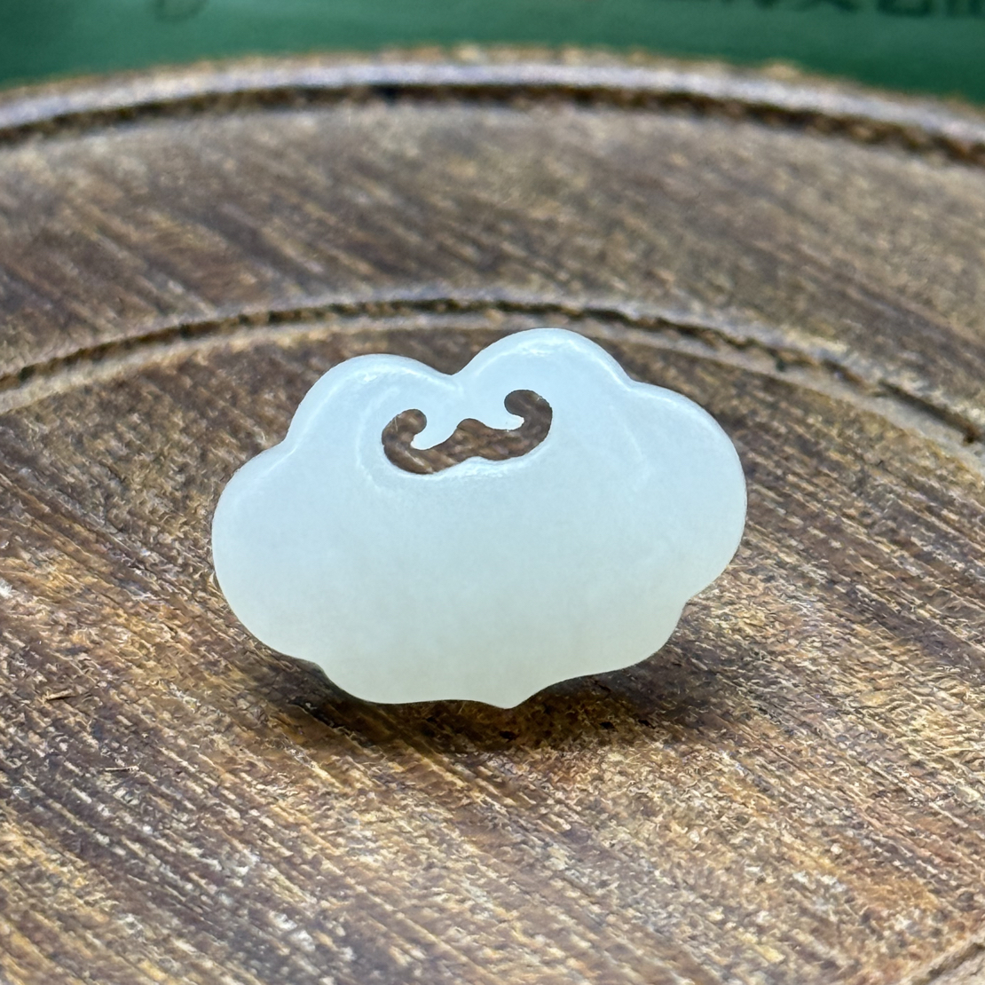和田玉藕粉宝宝锁2.6g 长1.9cm 宽1.3
