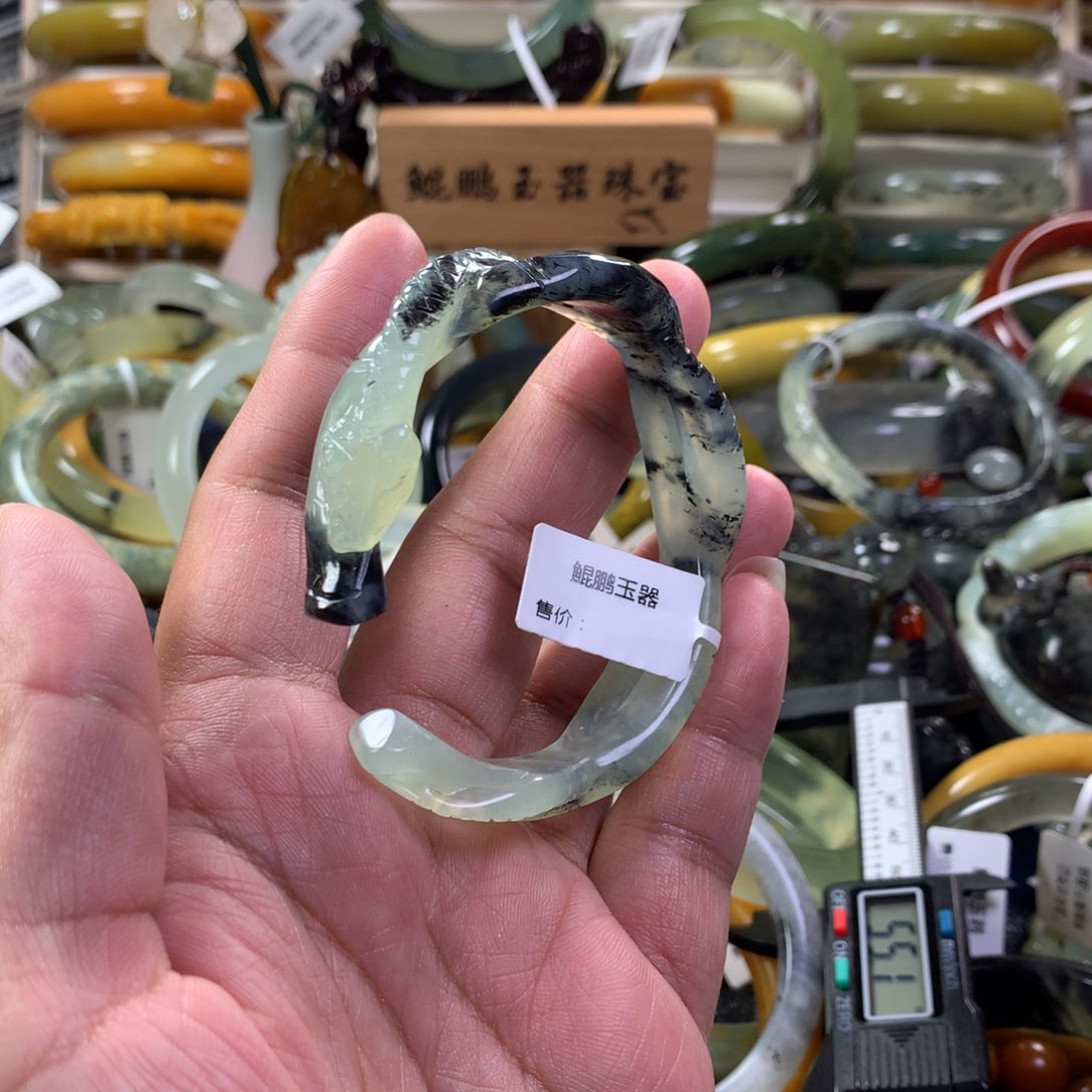 蛇纹石玉手镯未镶嵌