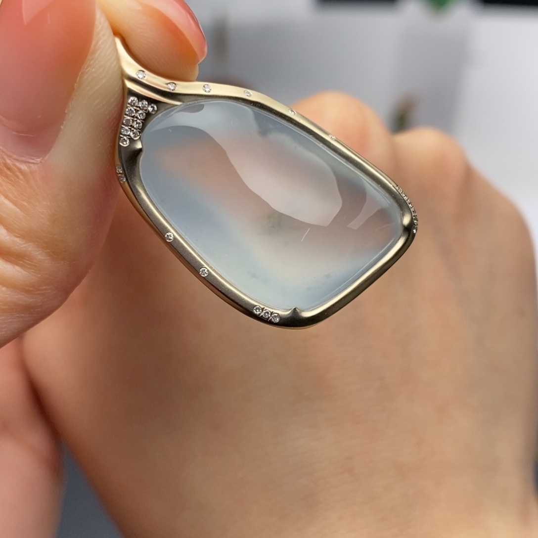 翡翠18K金镶嵌颈饰隐