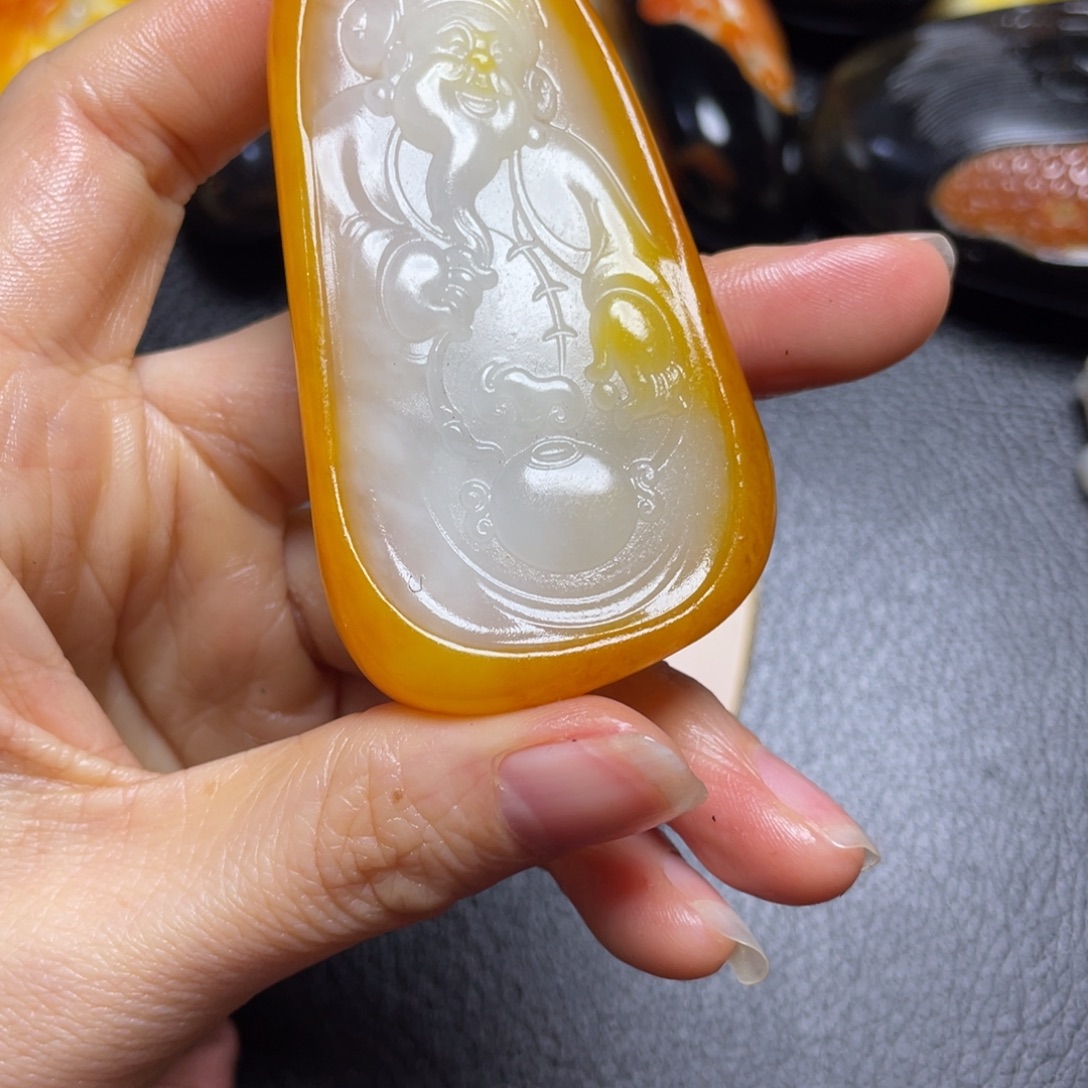 流***人和田玉未镶嵌颈饰