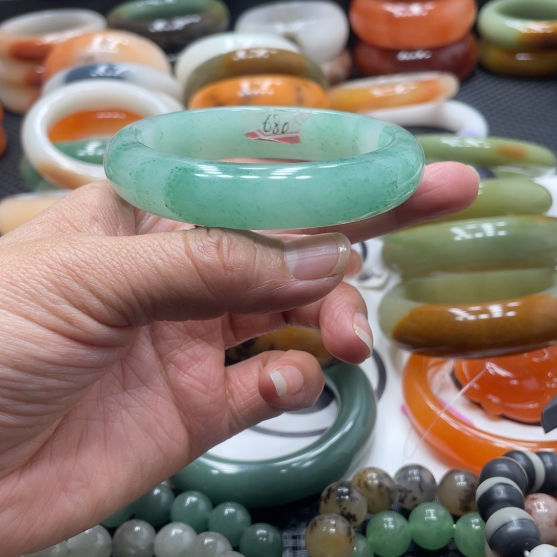 石英岩玉未镶嵌手镯